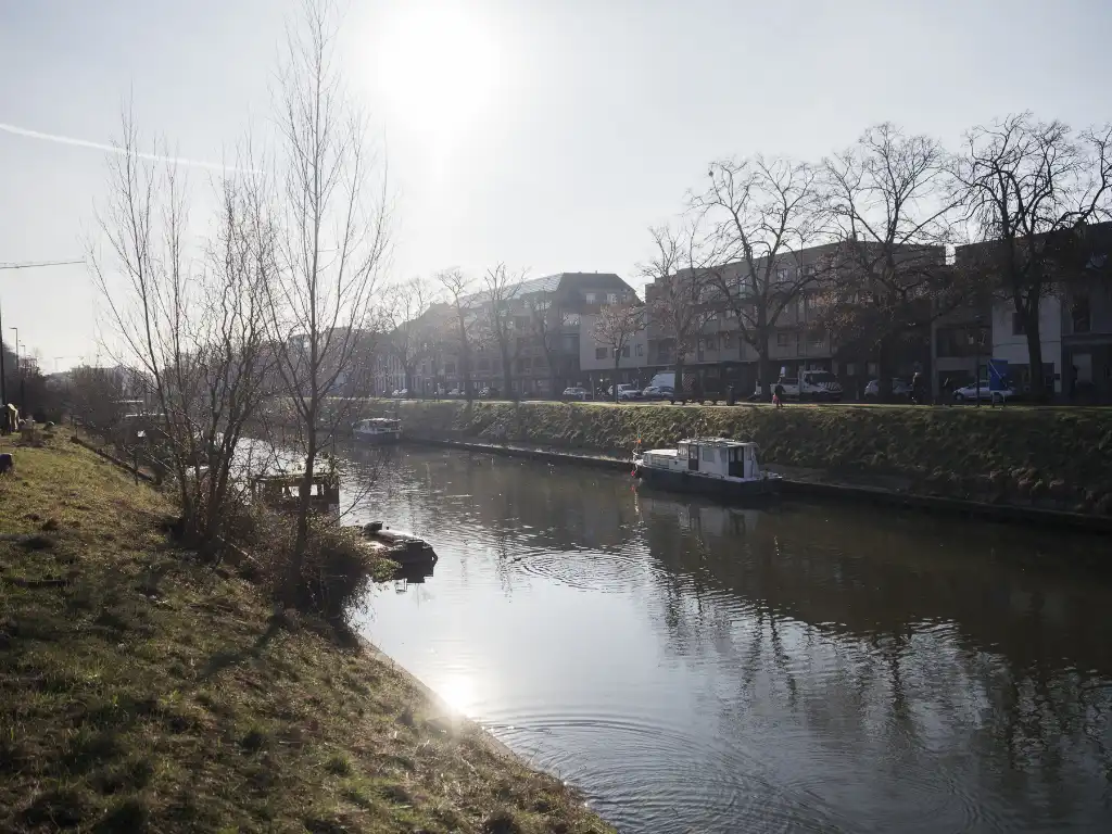 Een bijzondere woning die zich onderscheidt door haar architectuur, ruimtelijkheid en unieke tuin. foto 19