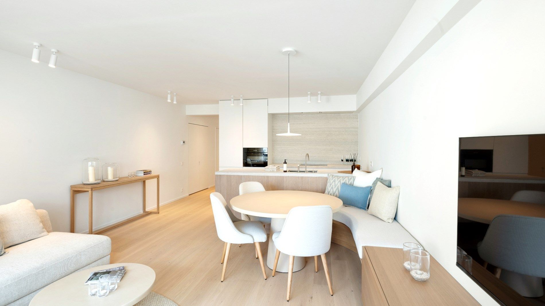 Prachtig gerenoveerd 3-slaapkamer appartement gelegen op de Lippenslaan.  foto 8