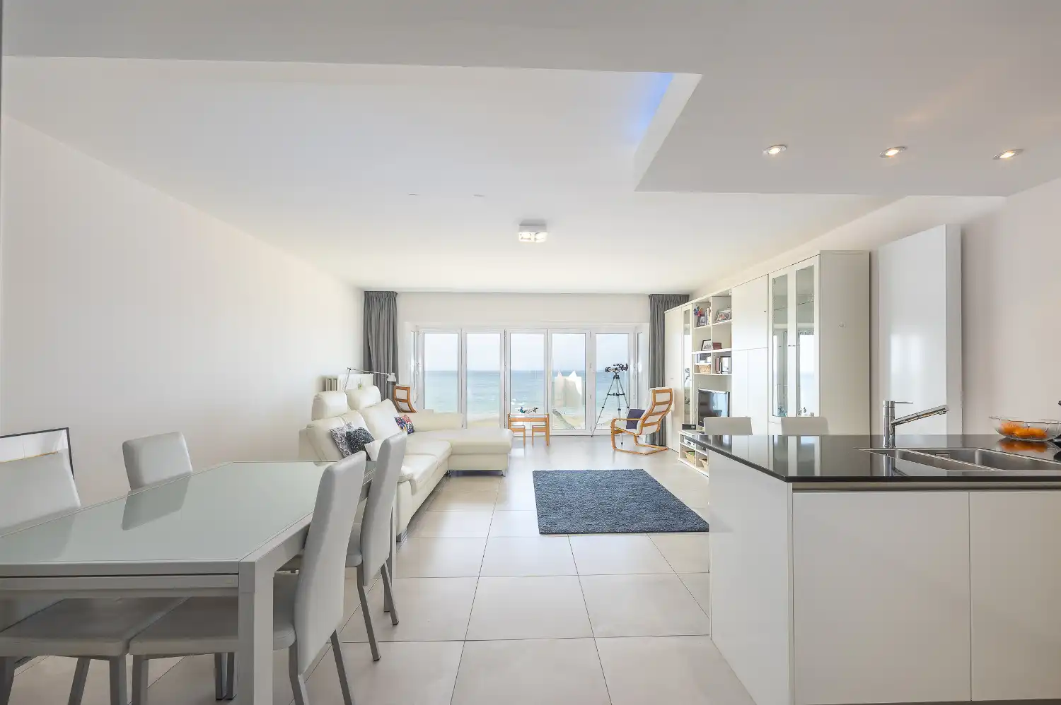 Prachtig gerenoveerd appartement in gerenoveerd gebouw met frontaal zeezicht! foto {{pictureIndex}}