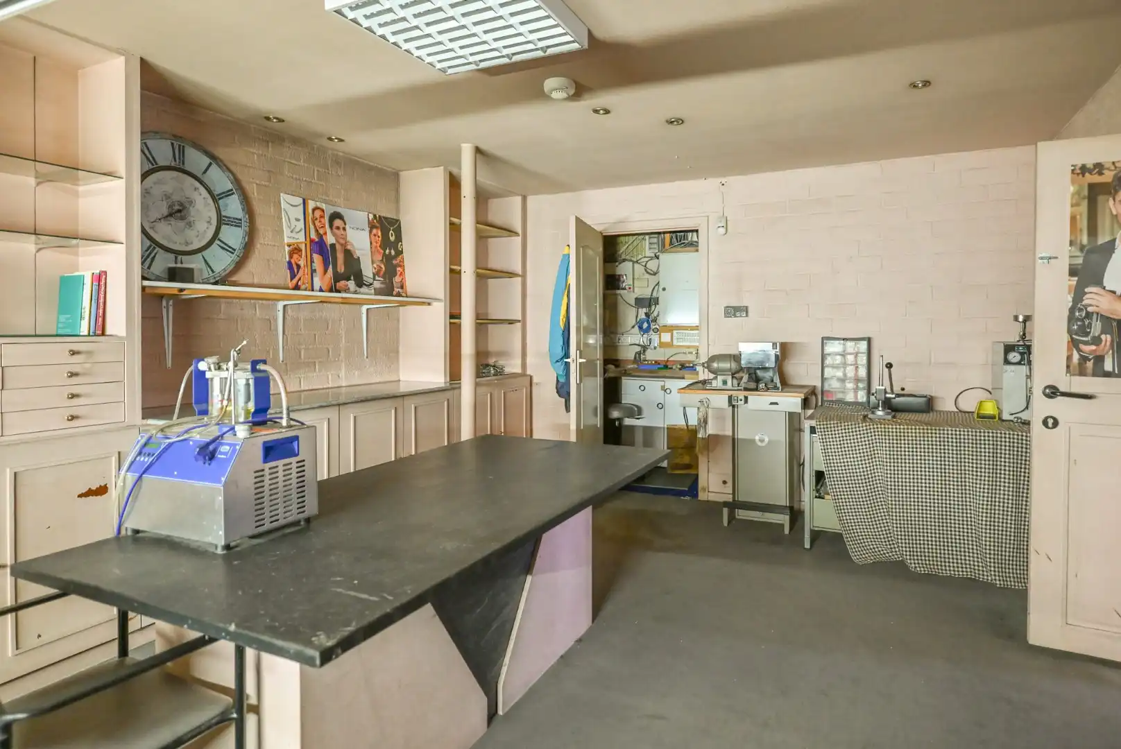 Handelspand met woonst met 3 slaapkamers, gezellige binnenkoer en groot terras foto 5