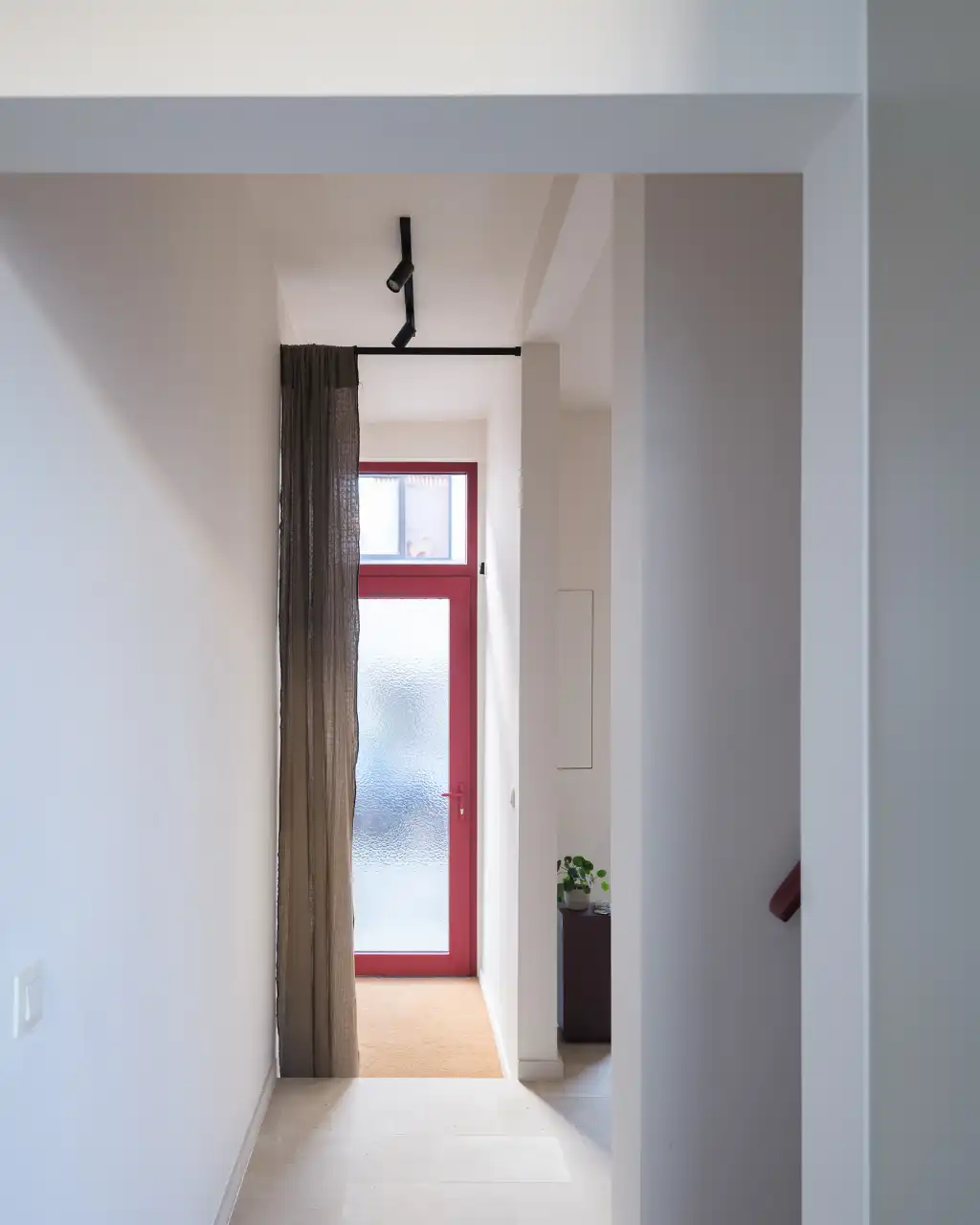 Architecturaal gerenoveerde, compacte woning met stadskoer naar de hand van ‘Hanne & Sam Architecten’ met 2 volwaardige slaapkamers op een boogscheut van Gent. foto 9