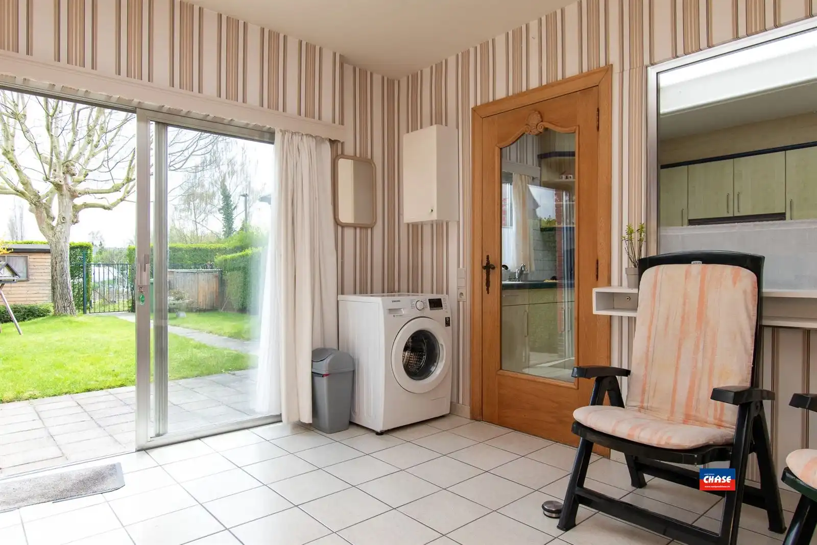 Op te frissen rijwoning met 3 slaapkamers, zolderkamer en gezellige zuid tuin. foto 9