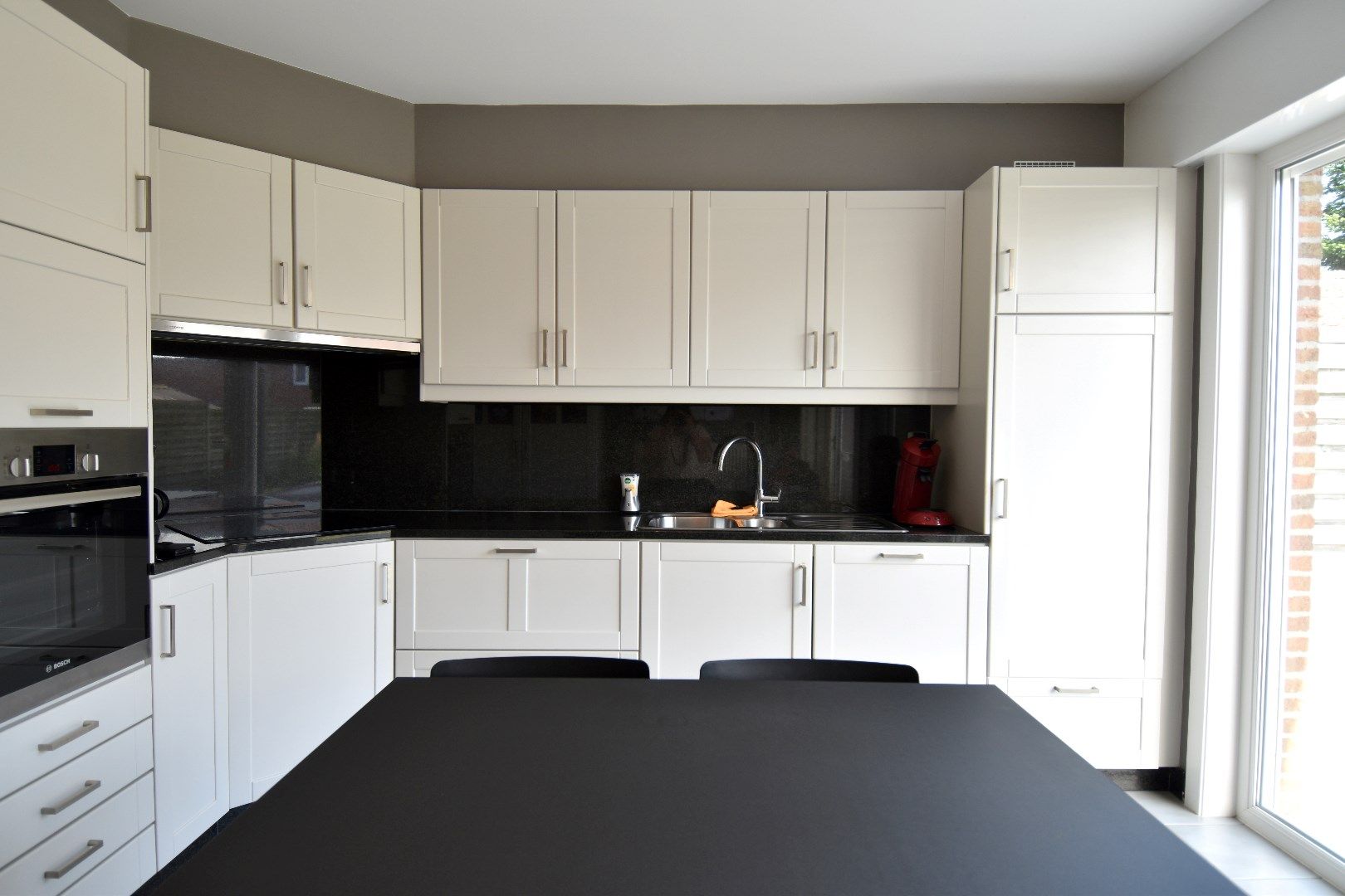 Instapklare HOB met 4 slaapkamers, 2 garages en een mooi stukje te tuin te koop in Lauwe foto 6