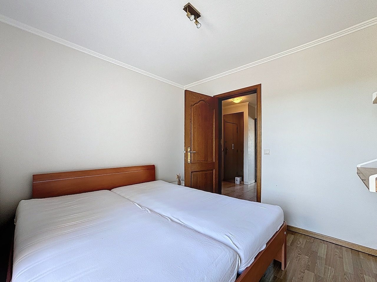 Ruim en functioneel appartement met drie slaapkamers vlakbij het Vissershuldeplein te Heist foto 16