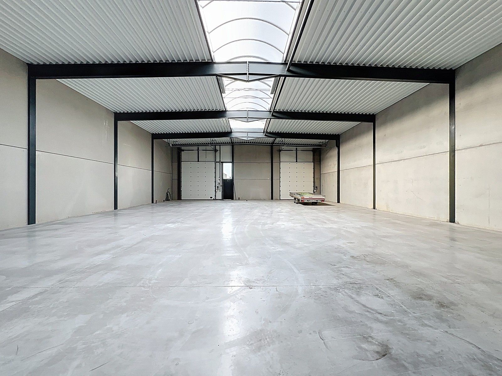 Nieuwbouw KMO-unit (457m²) met 2 hoge sectionaalpoorten en 3 private parkeerplaatsen op "Clarysse Business Park" te PITTEM! foto 9