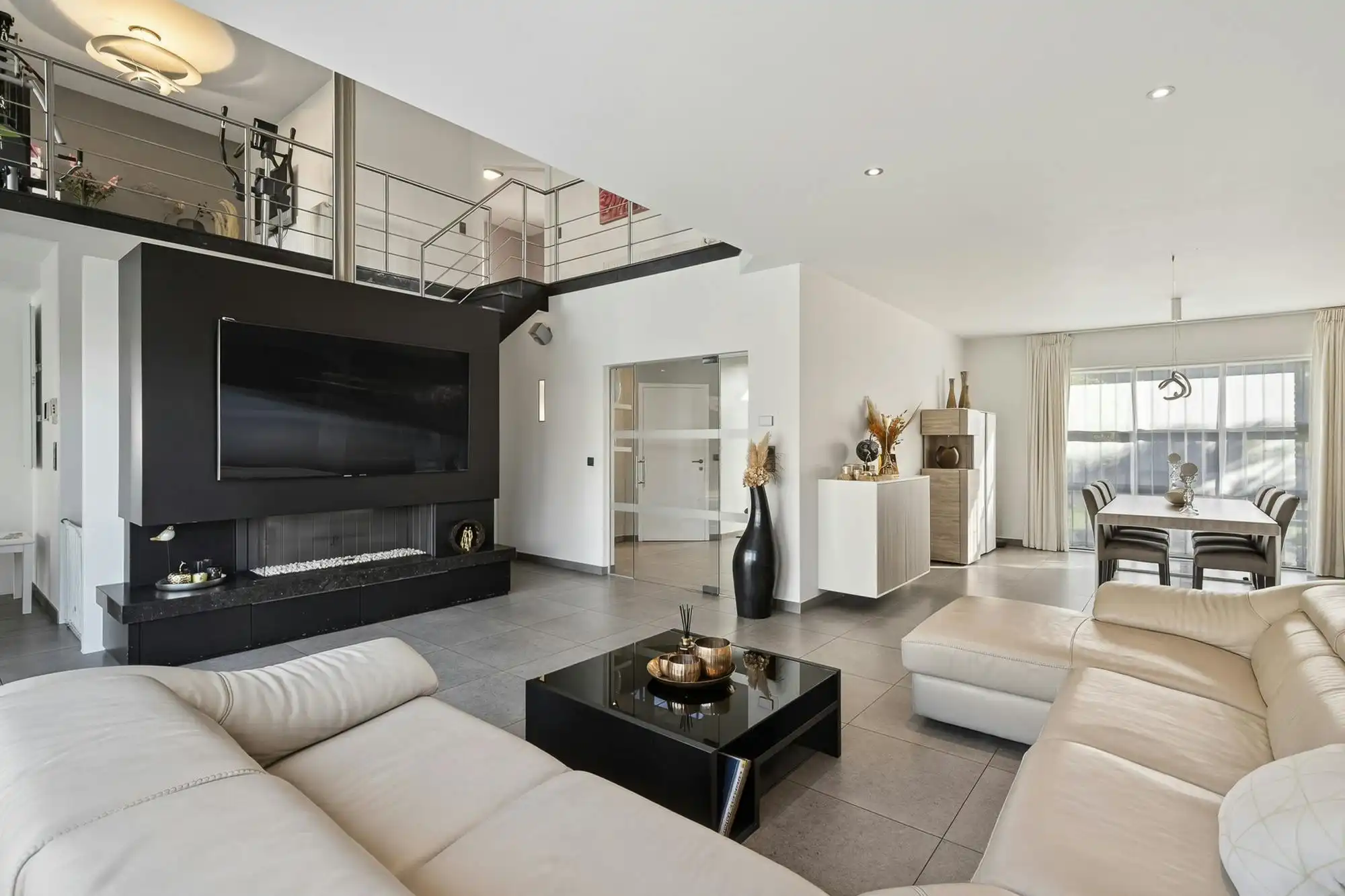 Luxe villa met exclusieve tuin en 600m2 magazijn in KMO-zone foto 8