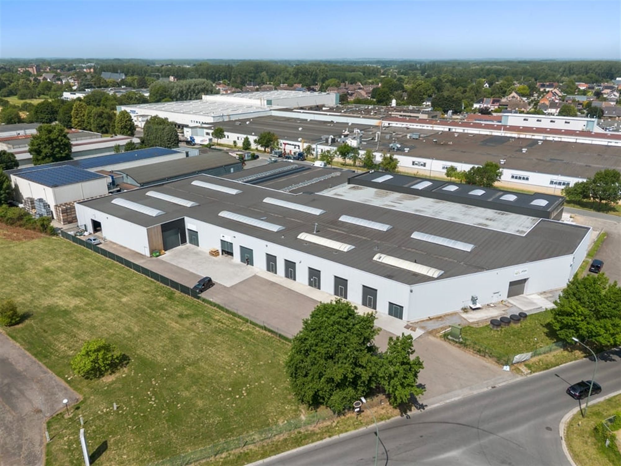 RUIME LOODS VAN 846M² IN SINT-TRUIDEN  foto {{pictureIndex}}
