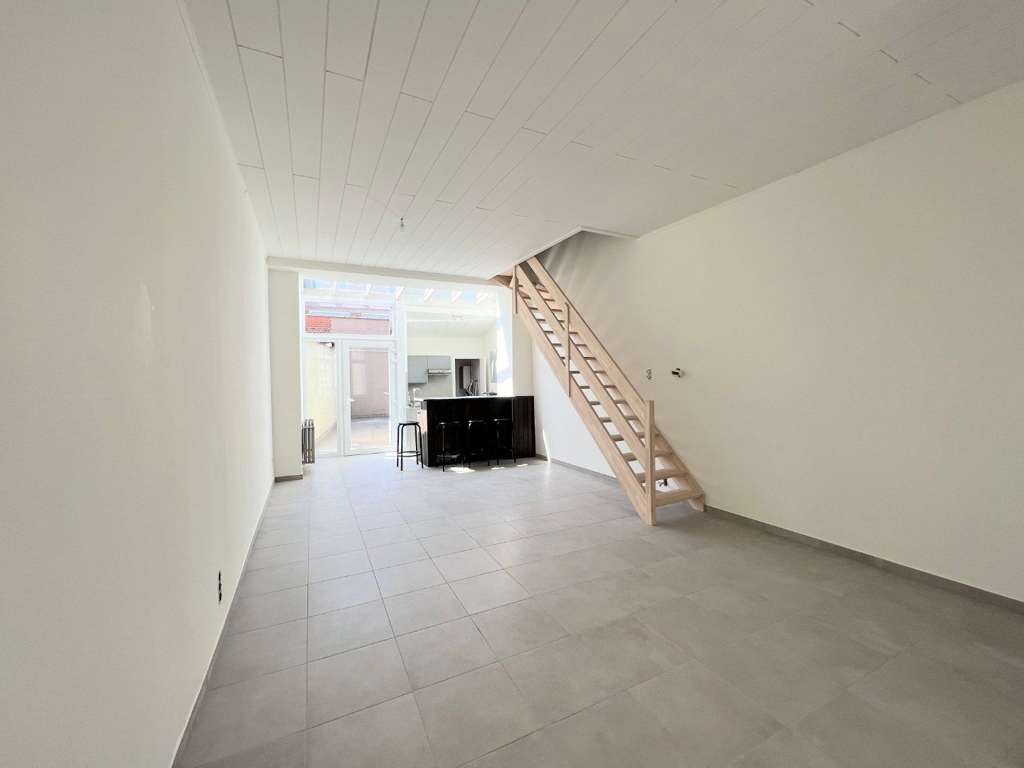 GERENOVEERDE STADSWONING IN CENTRUM IEPER MET 3 SLPKS EN ZONNIG TERRAS foto 3