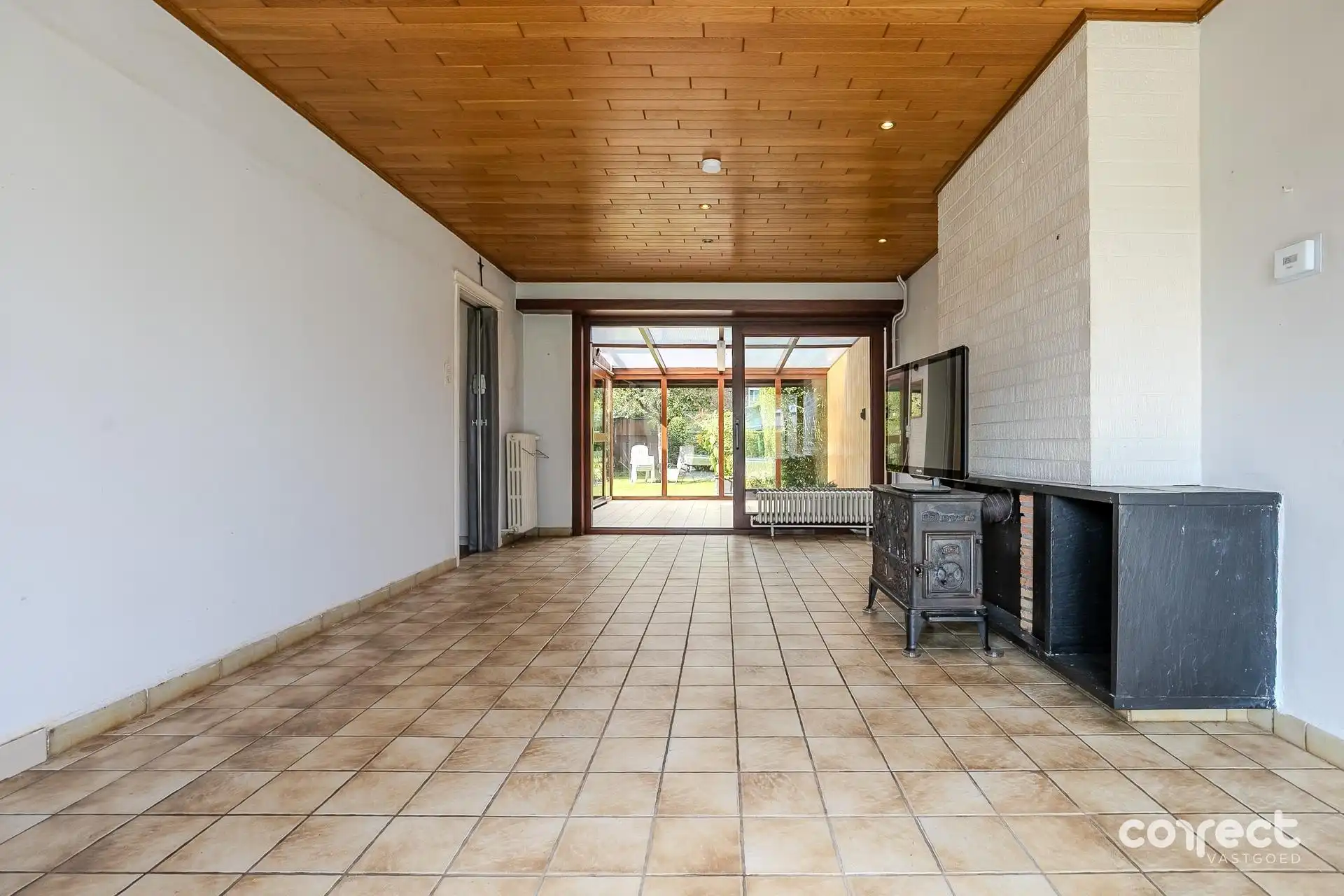 Op te frissen woning op ruim perceel van 857 m². foto 2