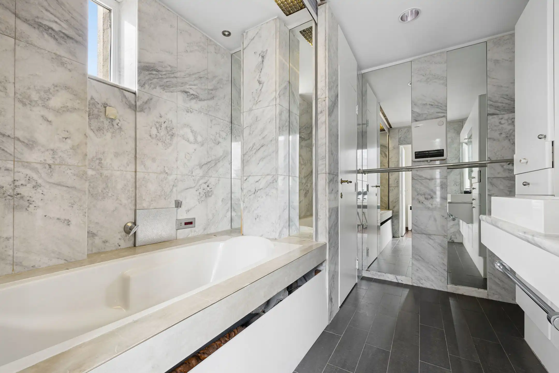 Appartement met 4 slaapkamers aan de Louizalaan foto 26