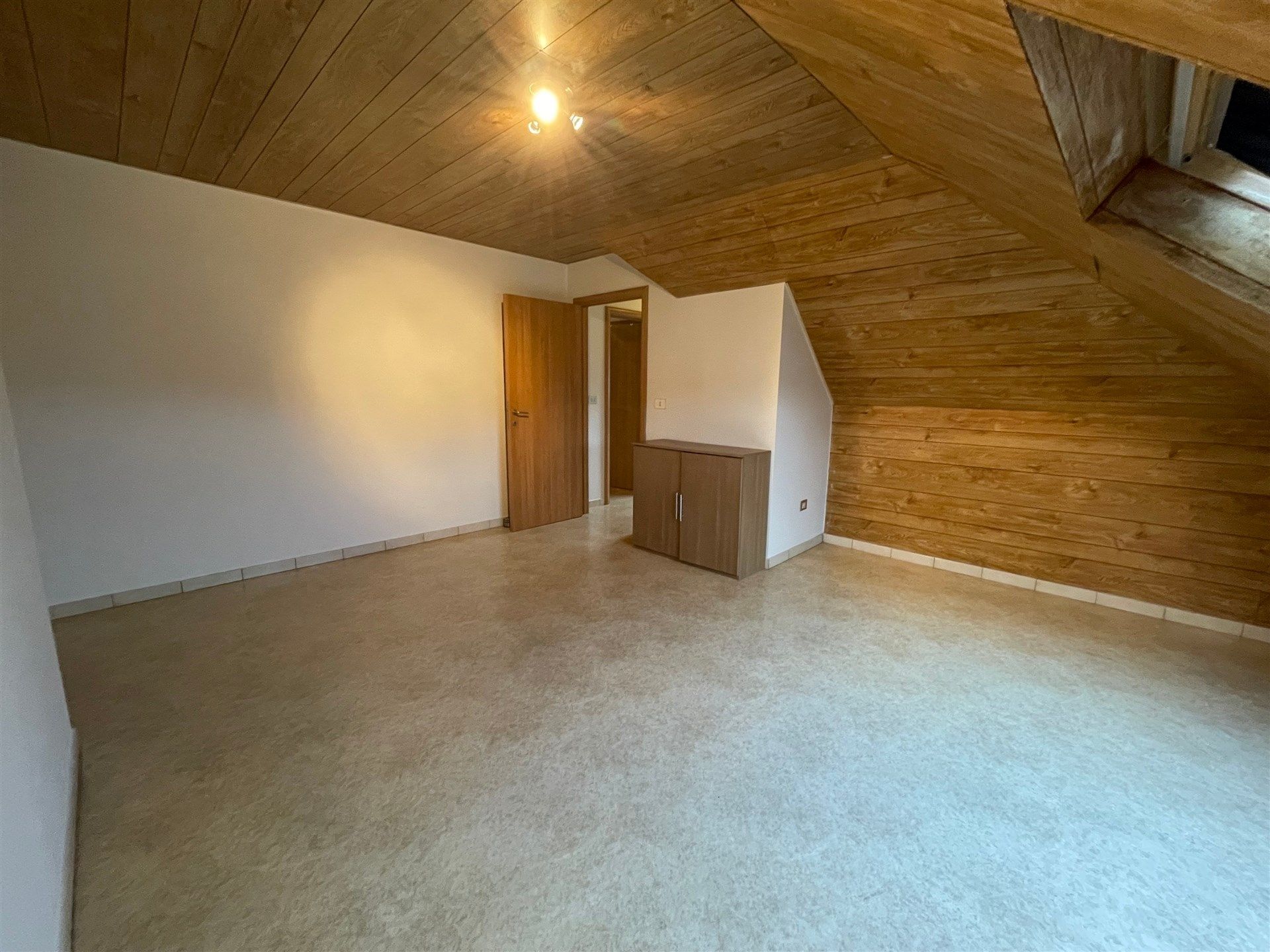 Gunstig gelegen 3 slaapkamer duplex appartement met garage.  foto 20