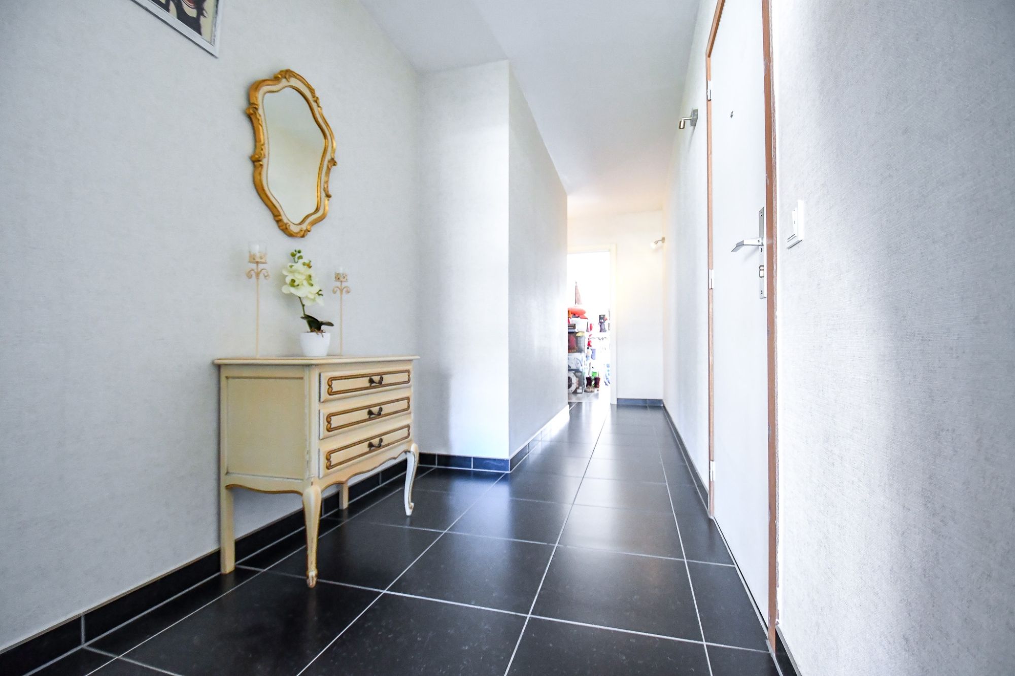 Instapklaar appartement met 2 SLPKS naast het station van Brugge foto 7