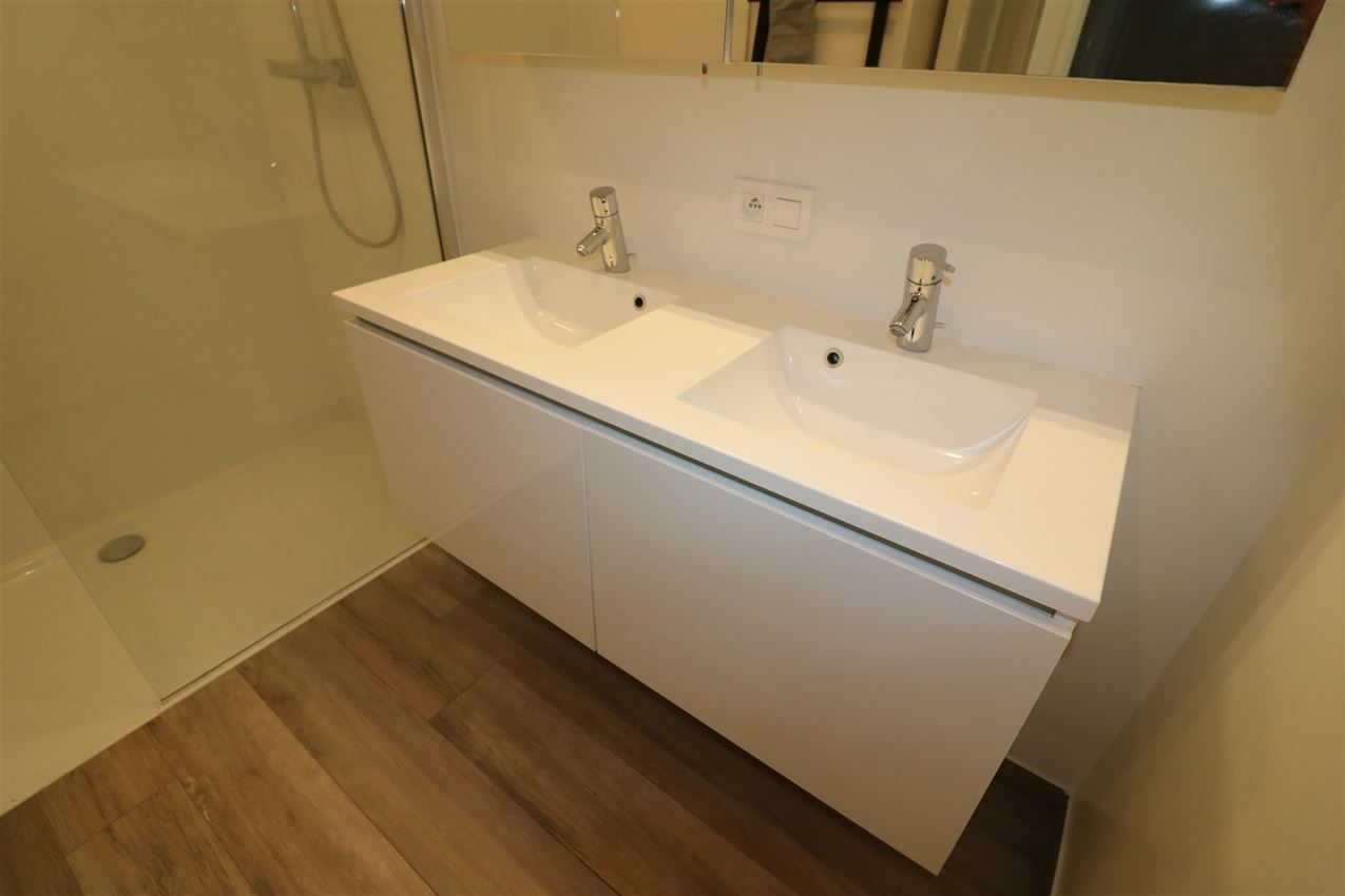 Zonnig appartement met ruim terras, twee slaapkamers in centrum foto 17