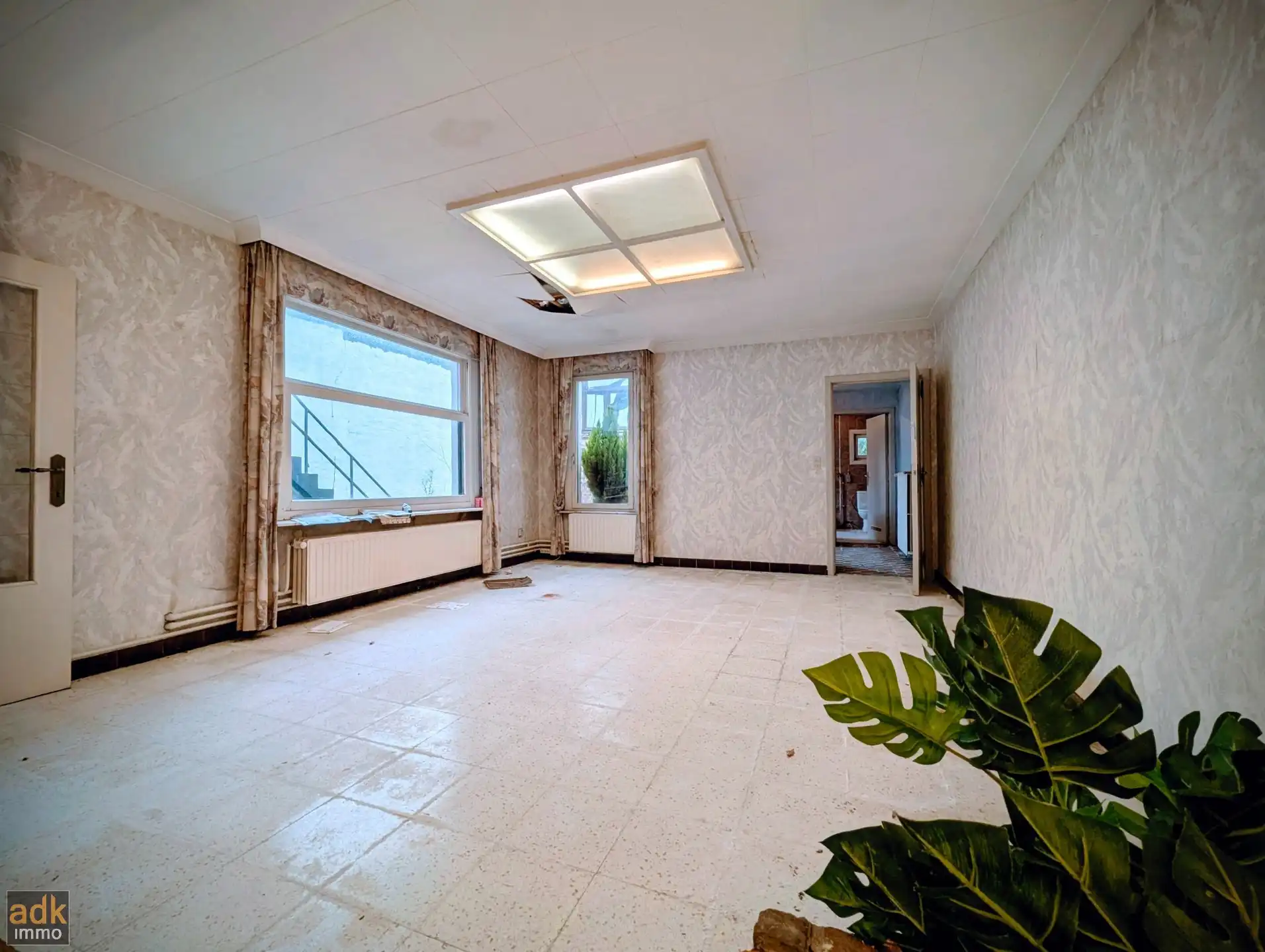 Ruime te renoveren woning met 4 slaapkamers, tuin en garage in Adinkerke te koop. foto 6