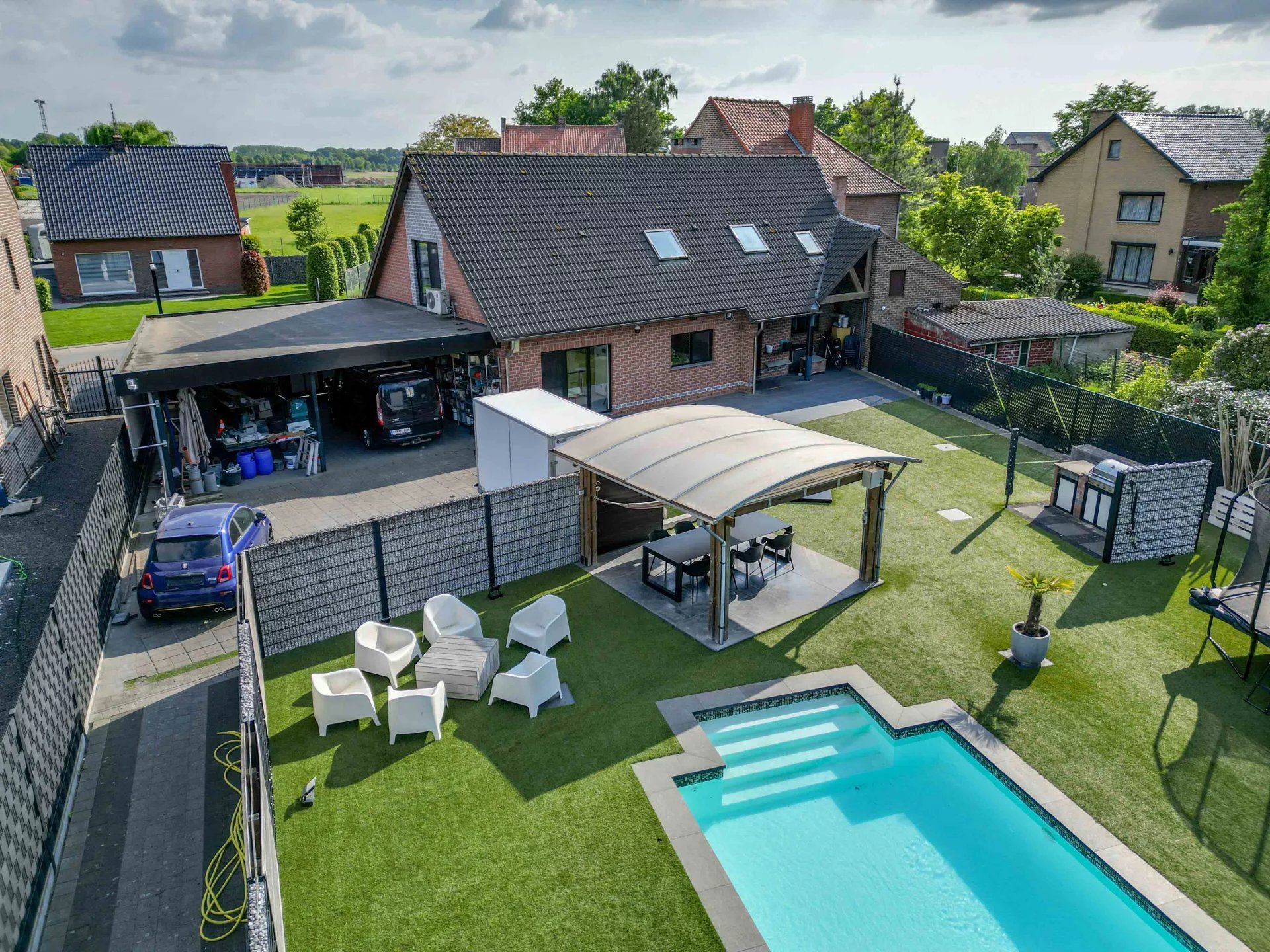 Ruime woning met zwembad op mooi groot perceel foto 45