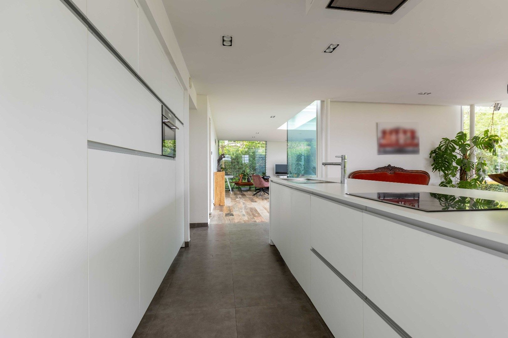 Recente en uitgebouwde villa met vijf kamers en/of praktijkruimte omgeven door het groen tussen Brugge en Oostkamp! foto 9