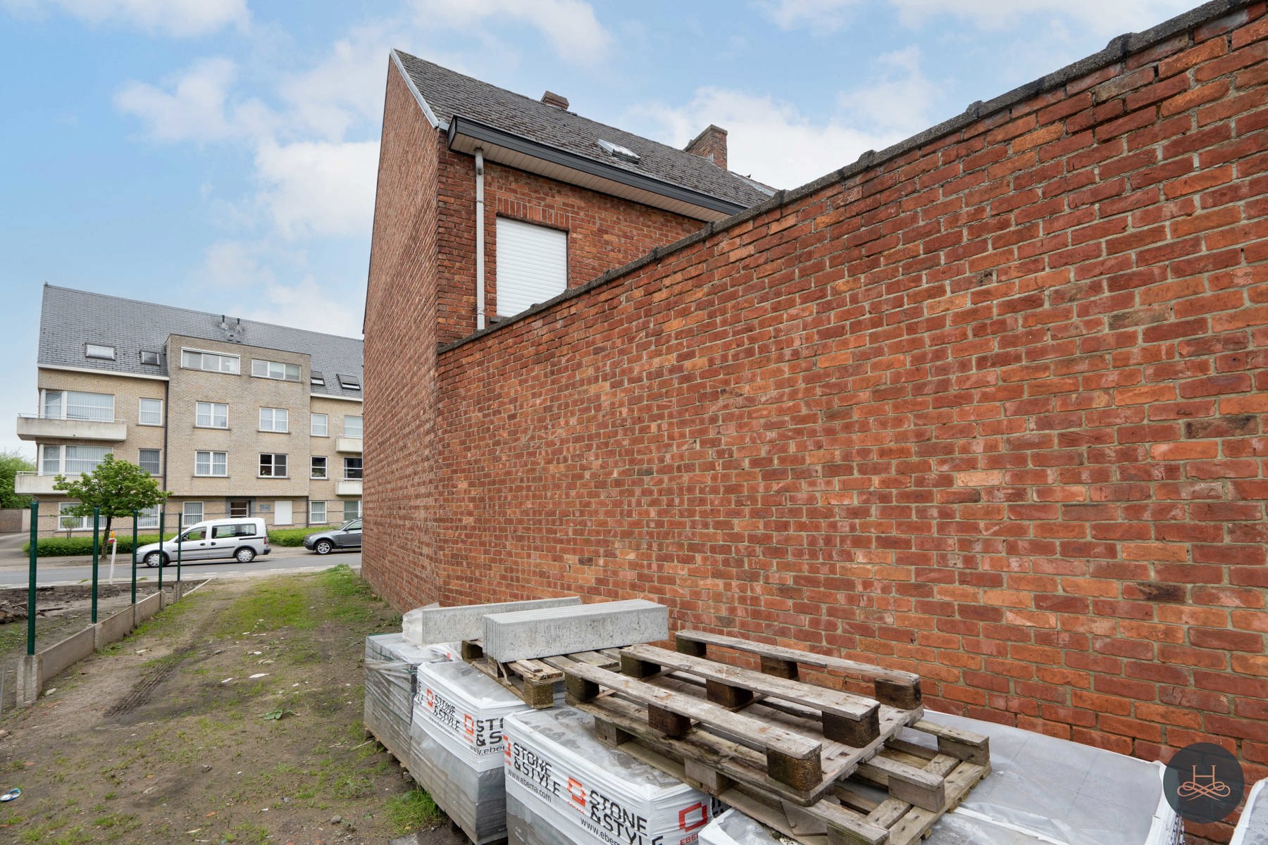 Op te frissen halfopen woning met tuin foto 24