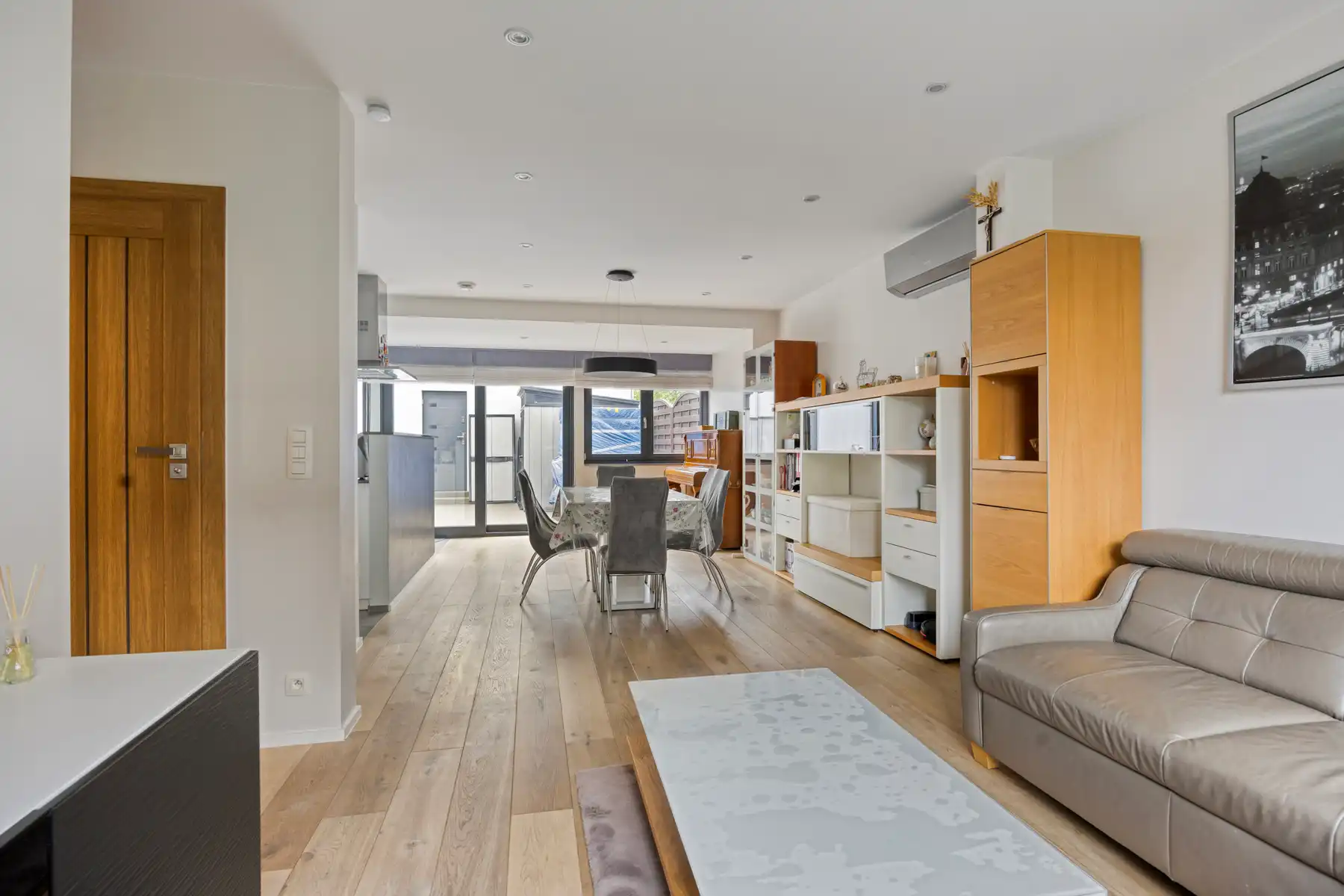 Gerenoveerde woning met 3 slaapkamers, 2 badkamers en garage foto 5