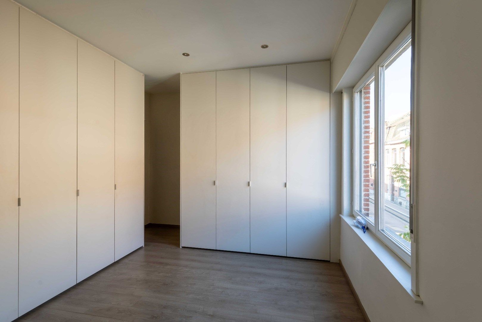 Centraal en rustig gelegen vernieuwde woning met groot zonneterras op enkele passen van de Katelijnepoort. foto 18