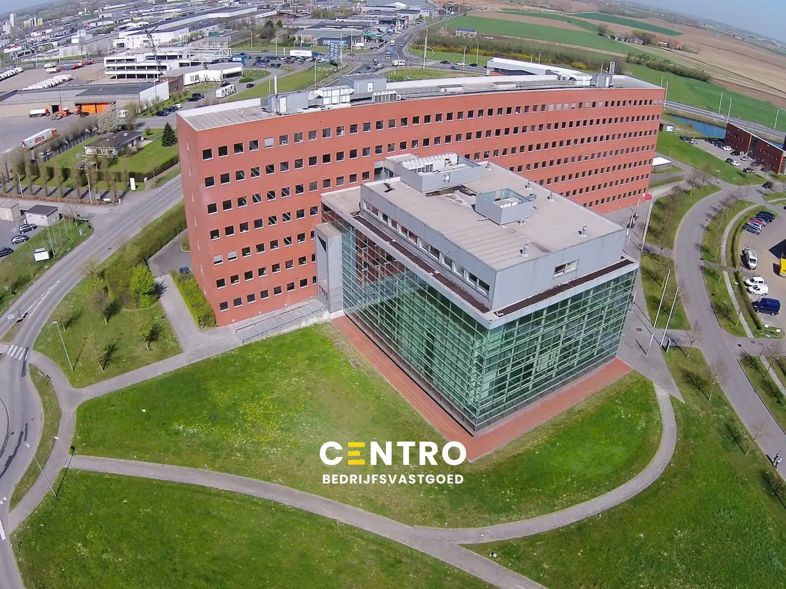 Instapklare KANTOORRUIMTE (± 225m²) - ALL-IN formule (huur, verbruik, randaccomodatie, etc.) te IEPER. foto {{pictureIndex}}
