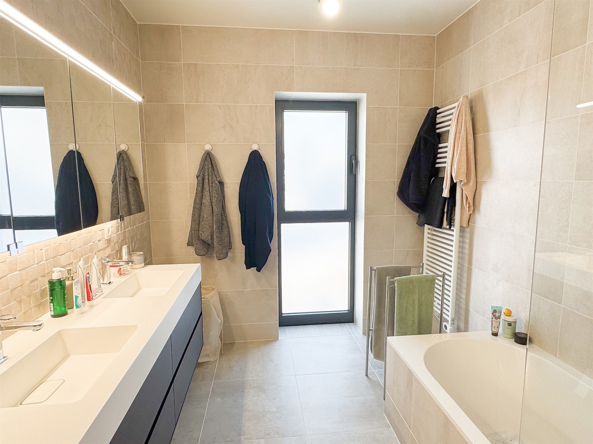 Lichtrijk nieuwbouw appartement met terras en garageplaats foto 10