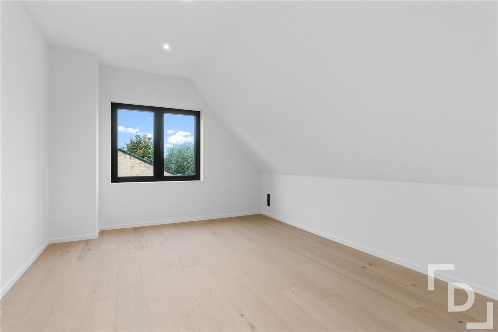 Gerenoveerde, alleenstaande woning in centrum Ieper! foto 13