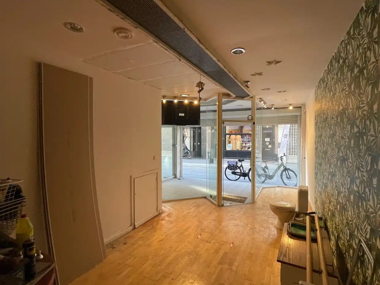 Handelsruimte met ruim, bovenliggend duplex-appartement op toplocatie in Blankenberge foto 3