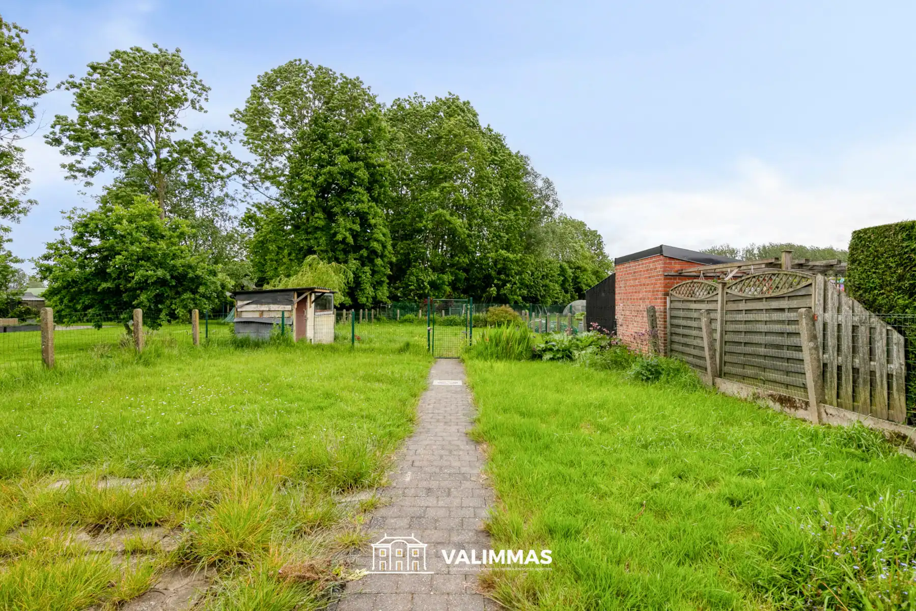Ruime driegevelwoning met twee garages en mooie tuin... foto 5