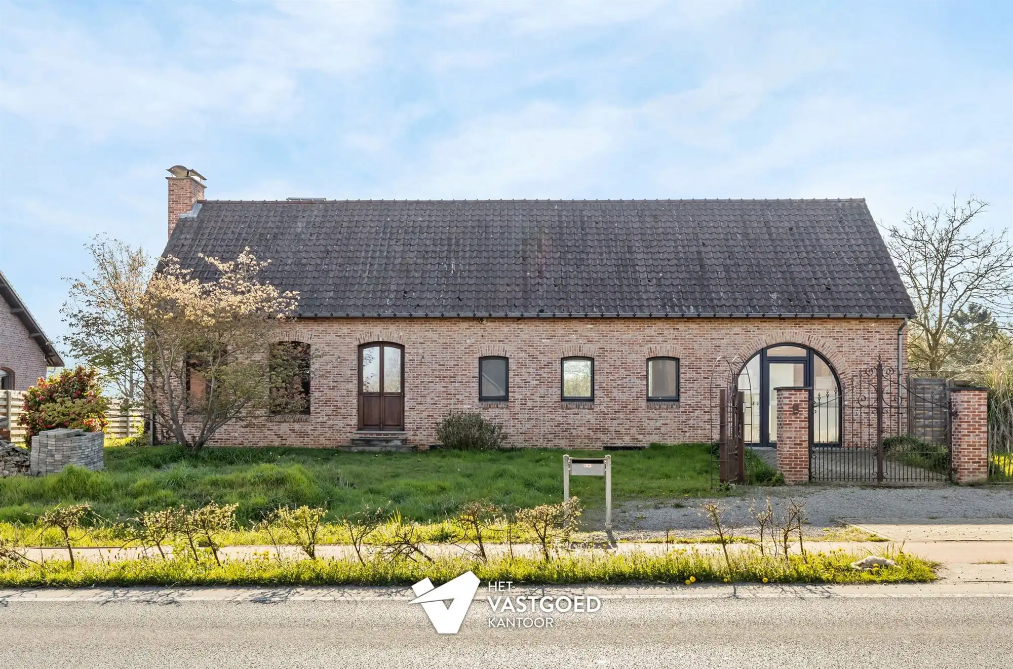 ZEER RUIME WONING MET TAL VAN MOGELIJKHEDEN OP BREED PERCEEL VAN 15 ARE TE KOERSEL foto {{pictureIndex}}