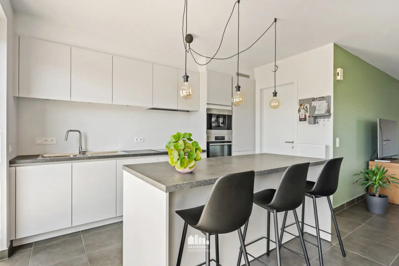 Recente nieuwbouwwoning (2020) met zonnige tuin, garage en uitweg foto 12