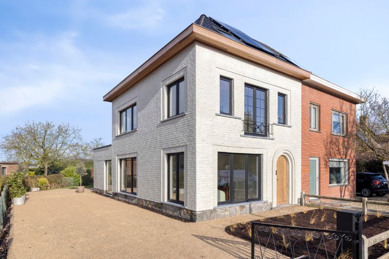 Instapklare luxewoning met 4 slaapkamers in hartje De Pinte foto {{pictureIndex}}