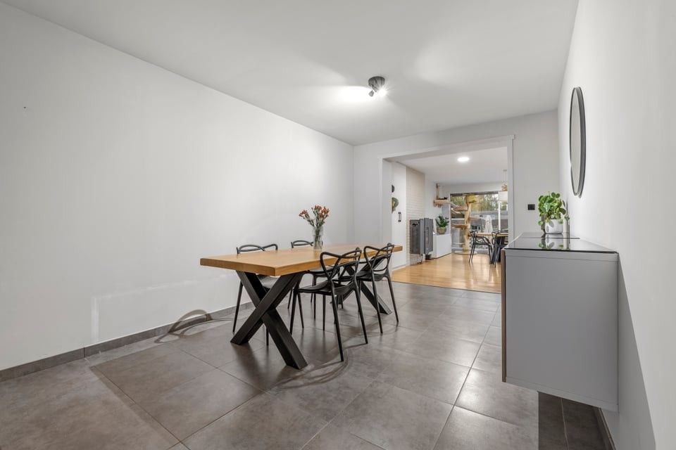 INSTAPKLARE GEZINSWONING MET 4 SLAAPKAMERS EN ZONNIGE TUIN OP TOPLOCATIE foto 4