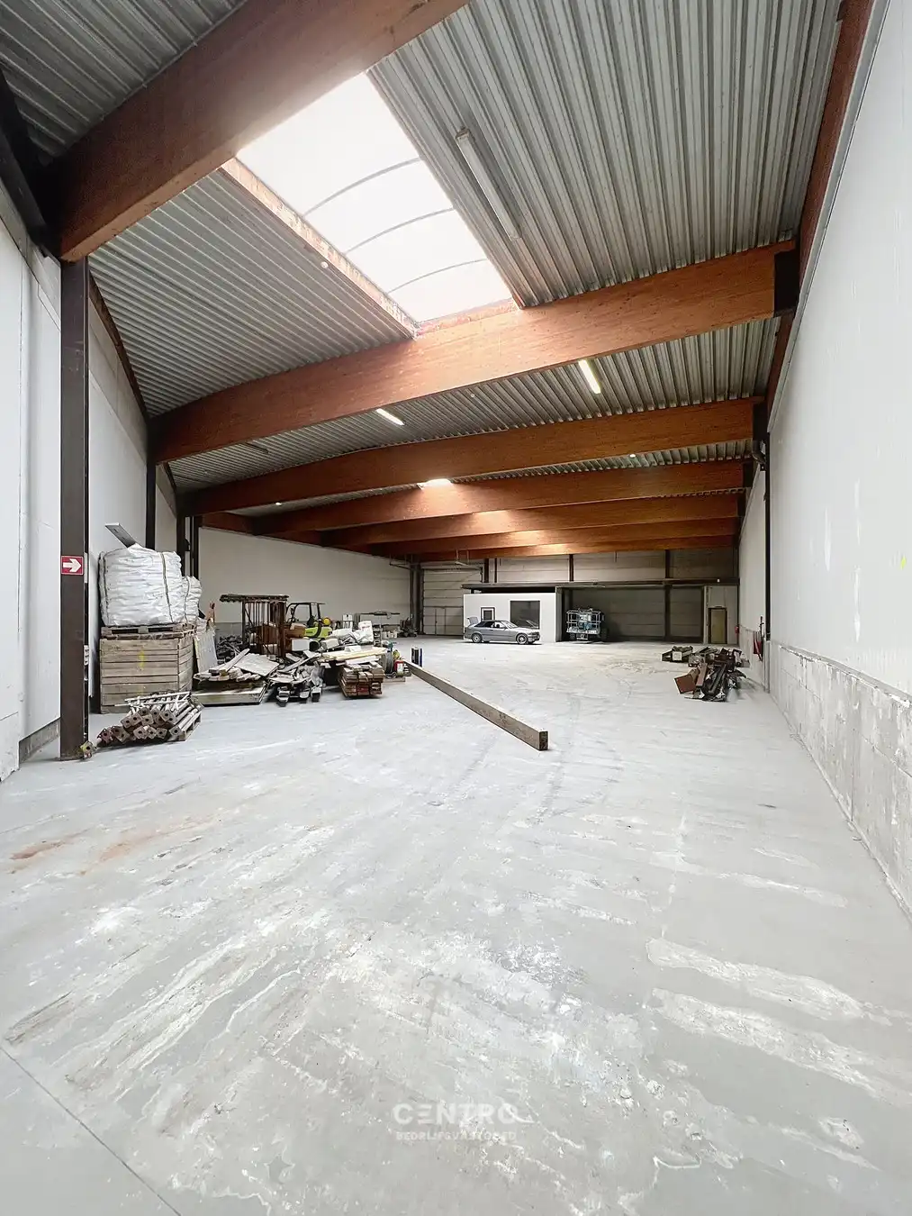 Instapklaar magazijn (± 700 m²) met automatische sectionaalpoort langs de N8 te Elverdinge (Ieper). Ambachten toegestaan ! foto 2