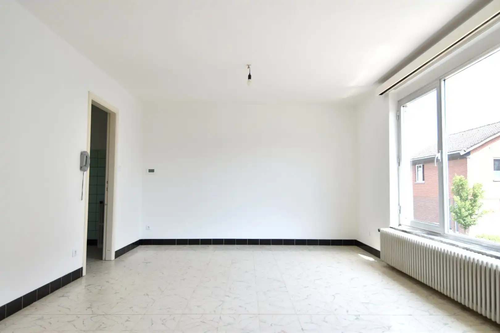 Verzorgde bel-etage met 3 garages (verhuurd op vandaag!) op toplocatie te koop in Gullegem foto 4