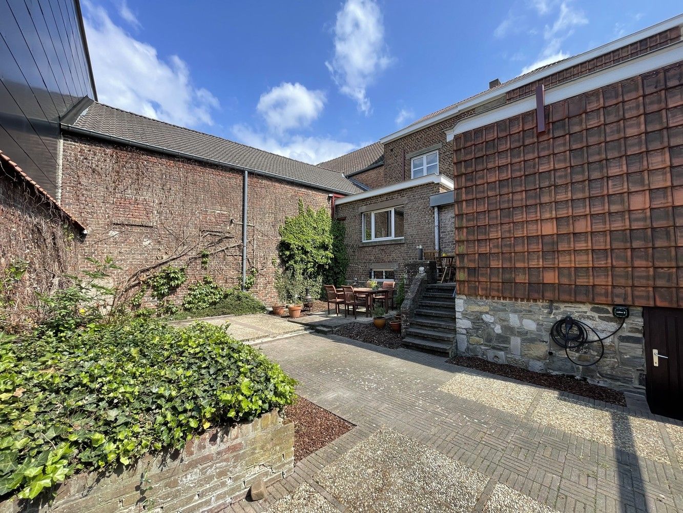 Unieke gerenoveerde woning met 5 slaapkamers en bureau foto 2