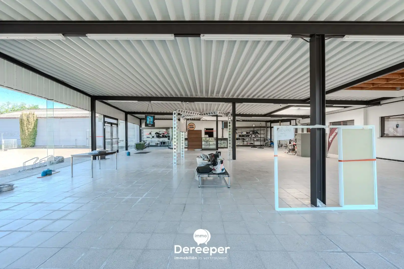 Commercieel pand met showroom, atelier, opslagplaatsen en woonst op toplocatie foto 3