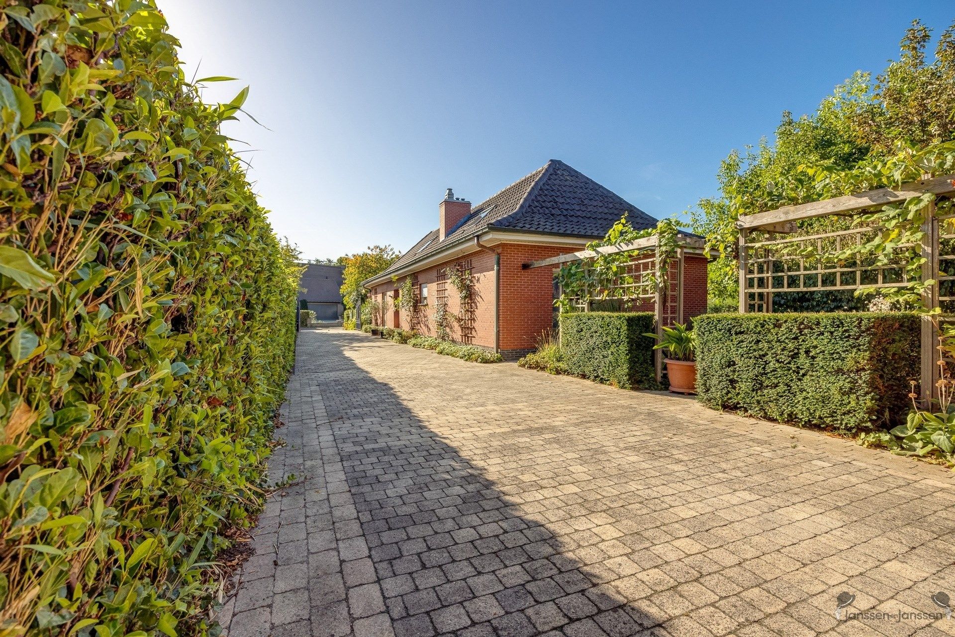 Landelijk gelegen open bebouwing met bijgebouw & grote tuin foto {{pictureIndex}}