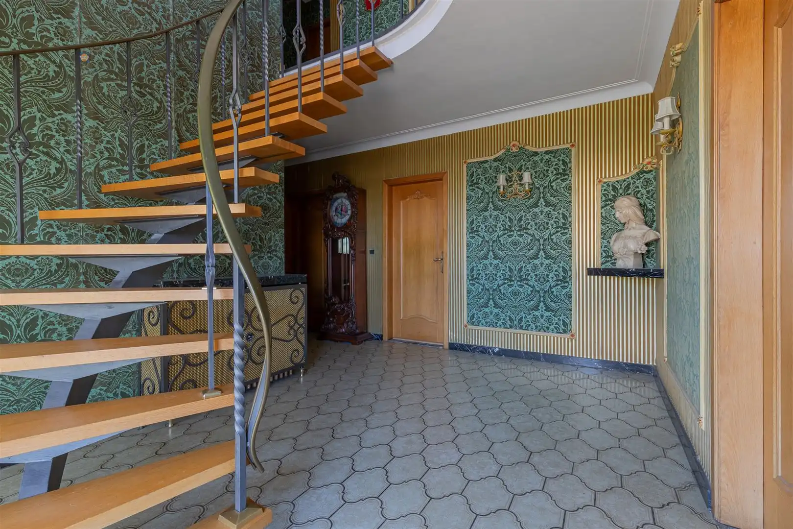 Karaktervolle villa met bijgebouw en ruime parking foto 2