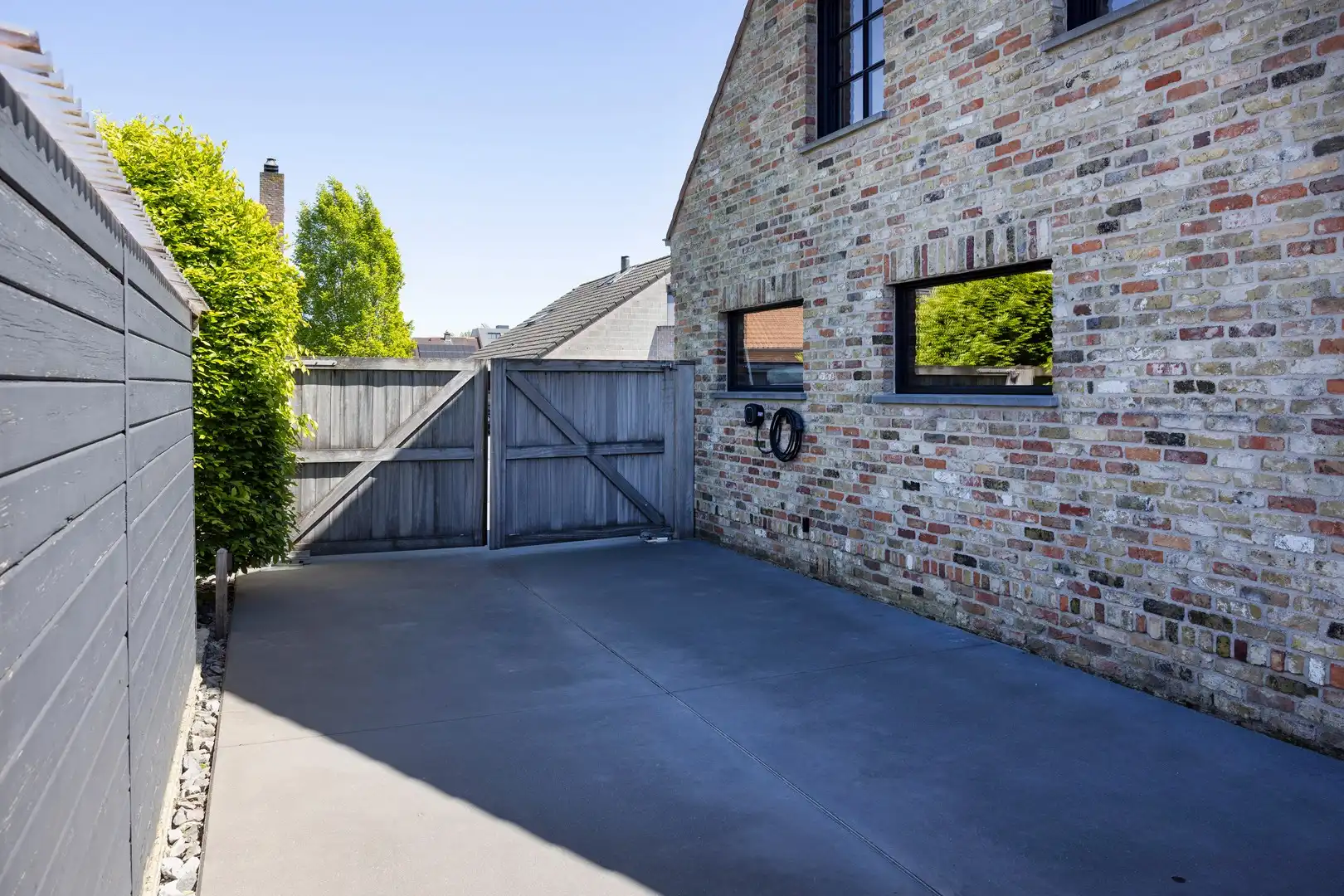 Lichtrijke woning met 3 kamers, garage, bureelhoek & zwembad. foto 19