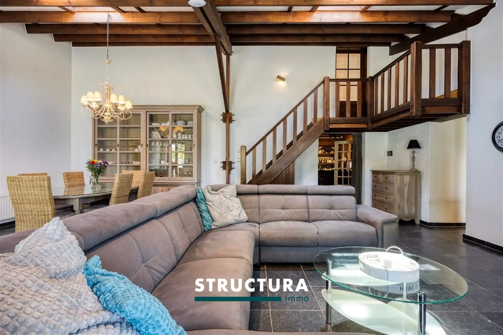 Prachtige woning met ruime loods foto 8