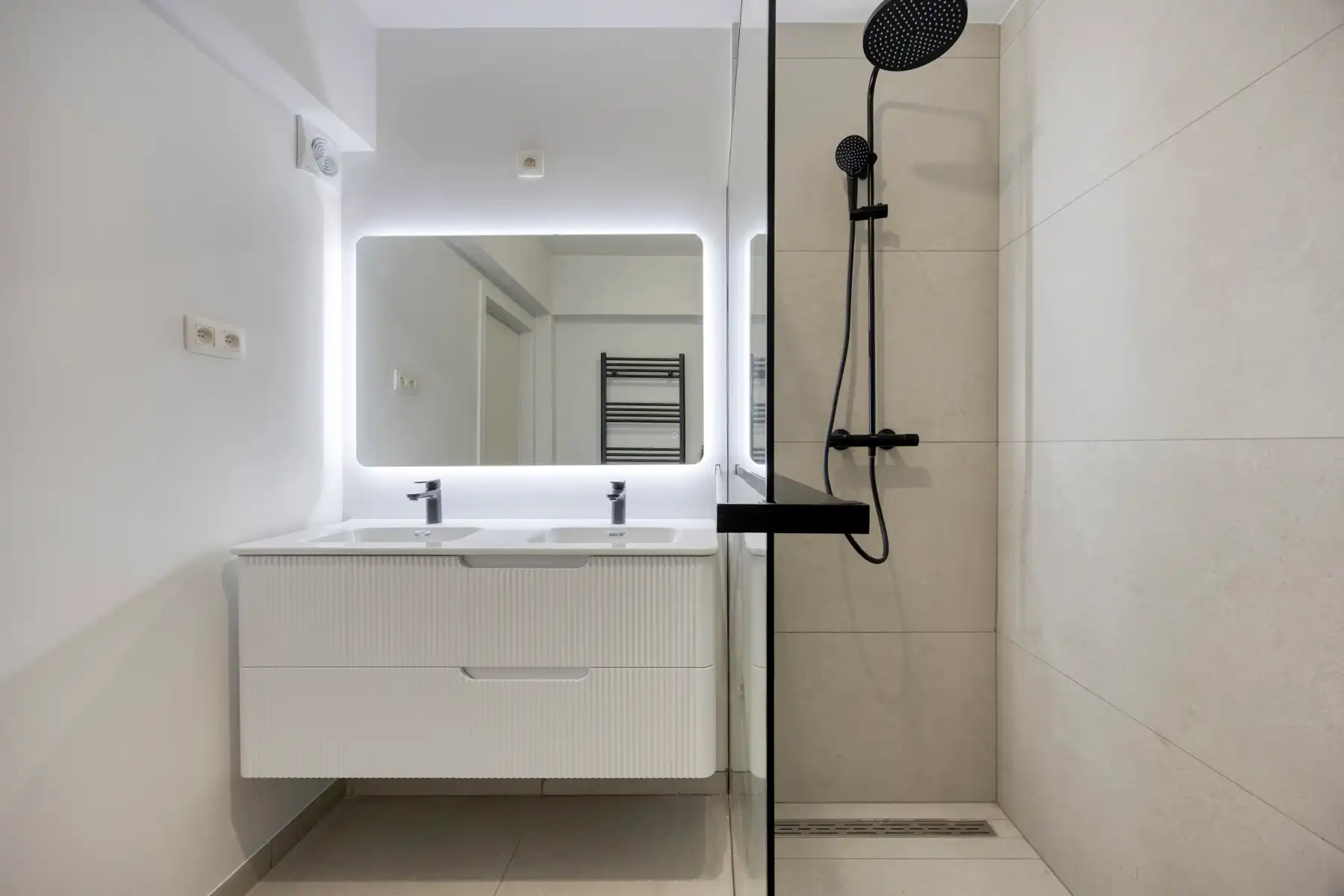 Luxueus gerenoveerd appartement met twee kamers en garage foto 10