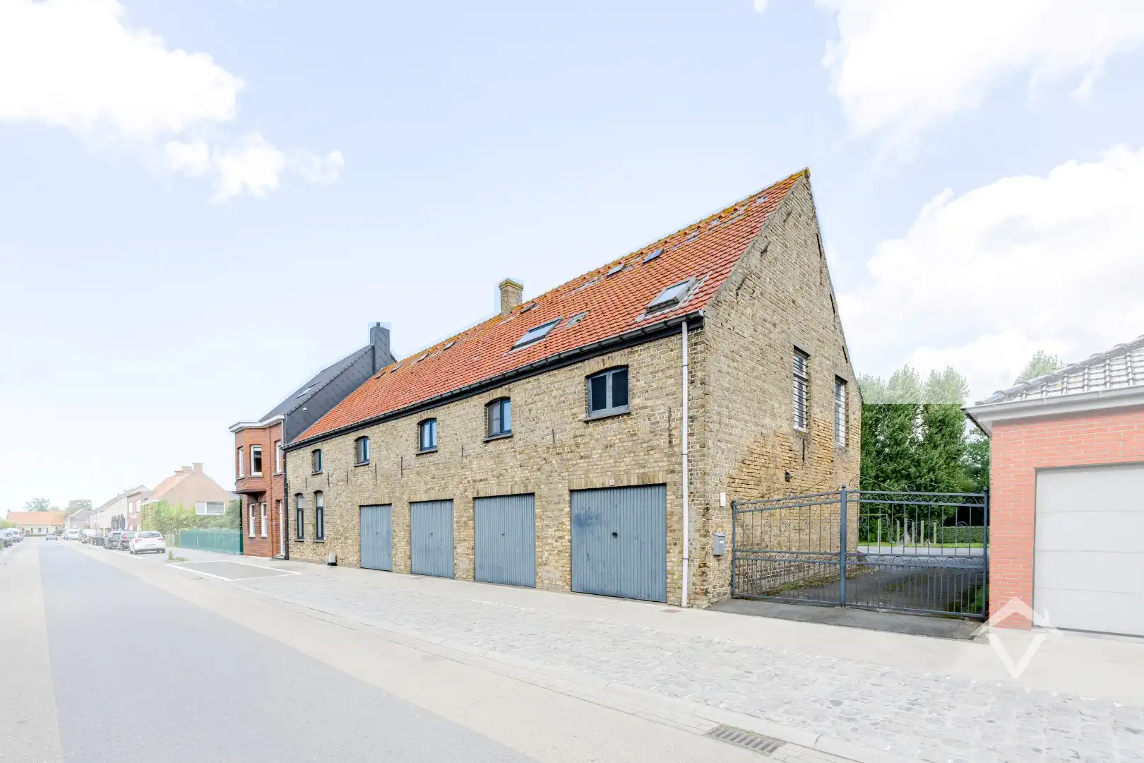 Ruime woning met bijgebouwen in Gistel: 5 Slaapkamers, 368m² Woonoppervlakte op een perceel van 1801m² foto 2