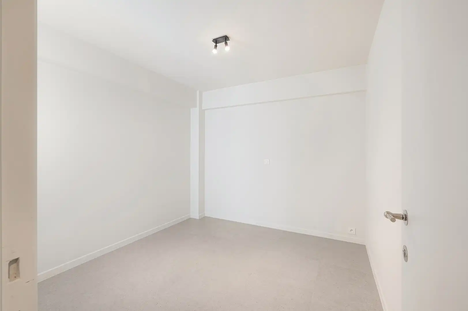Modern instapklaar appartement met 2 slaapkamers en zijdelings zicht op zee. foto 9