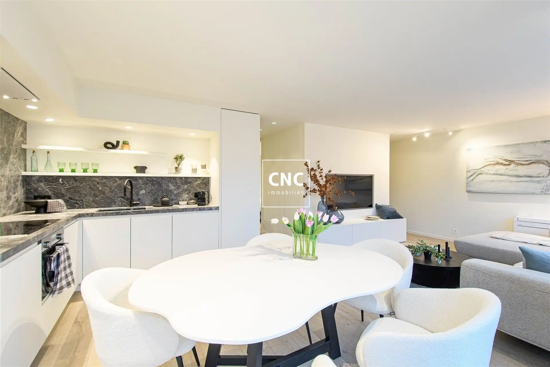 Gerenoveerde penthouse met grote terrassen nabij de zeedijk foto 9