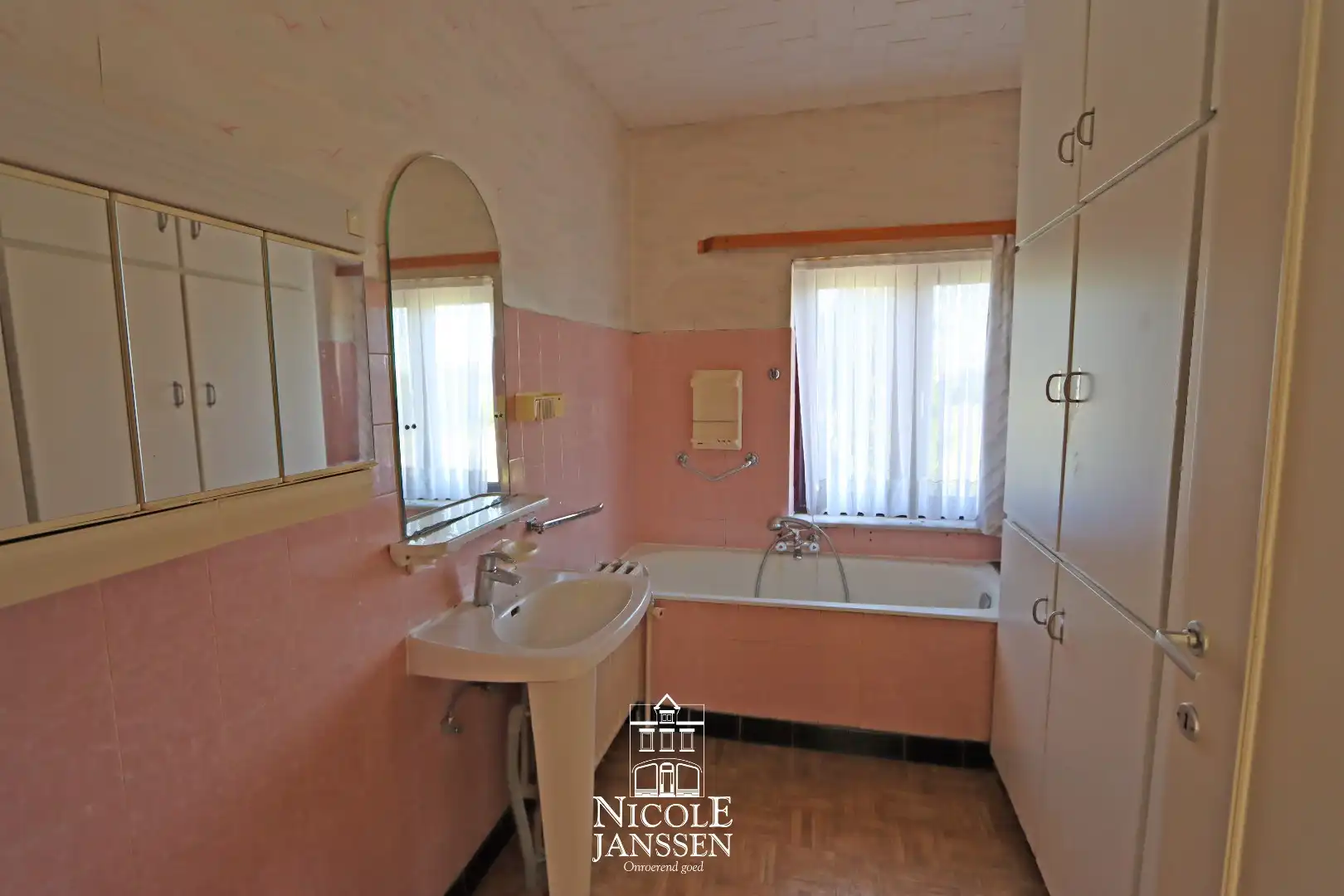 Woning met loods/stallen foto 8