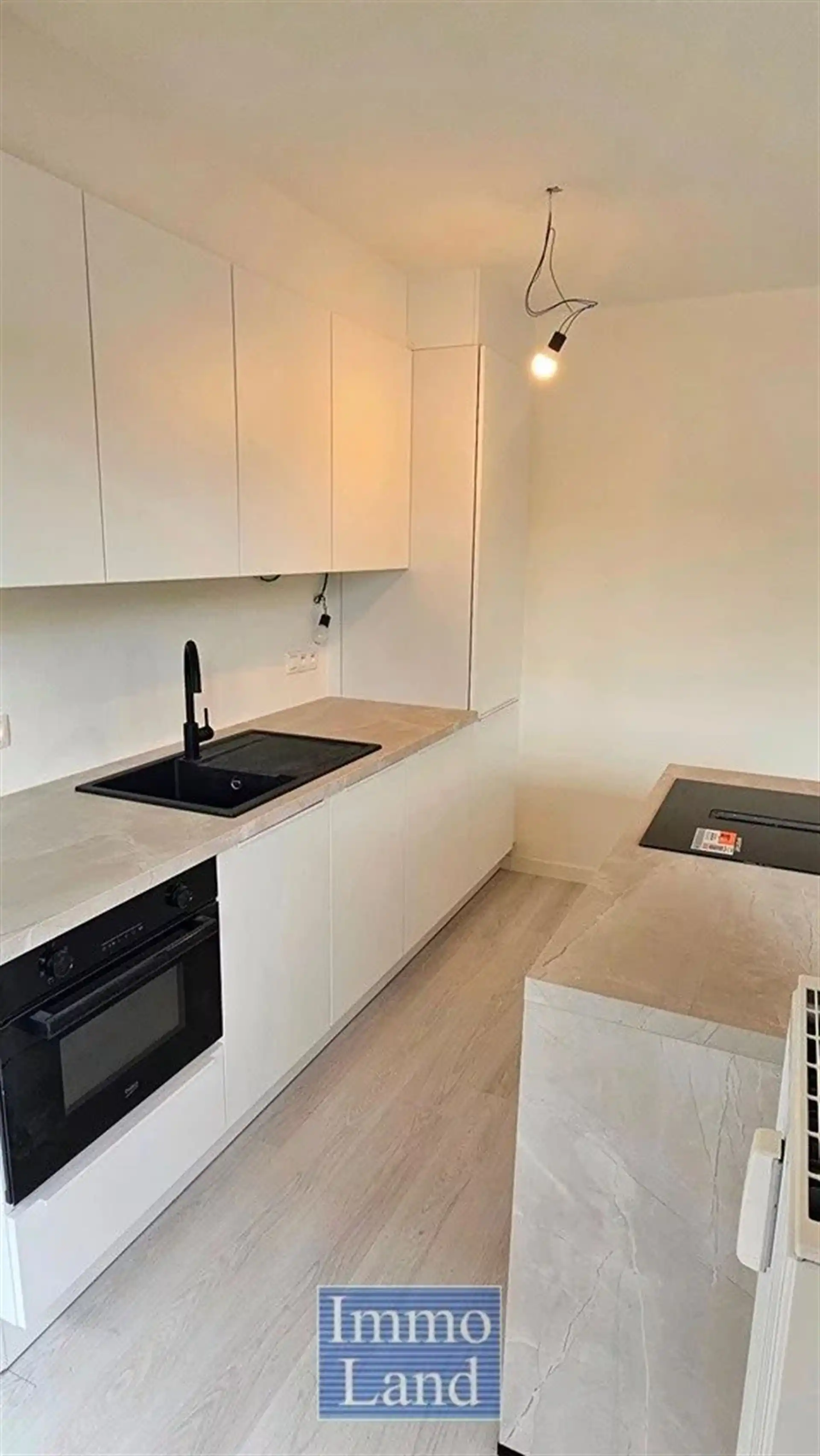 Modern appartement met 2 terrassen gelegen met aan het Sint Katarinaplein. (Meer info op www.immoland.com)  foto 5