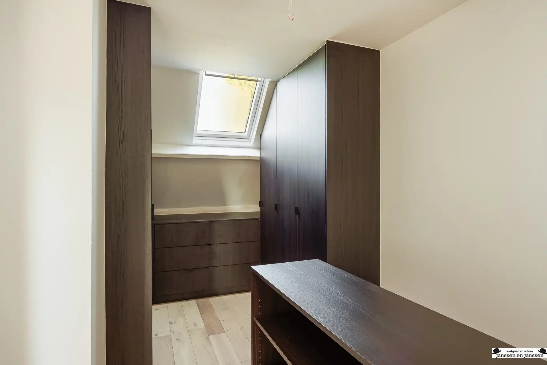 Prachtig gerenoveerde woning met 4 slaapkamers, garage en zonnige tuin foto 26