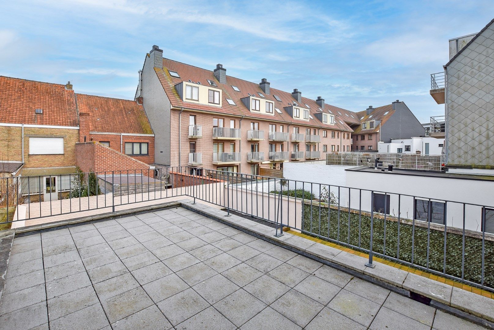 Ruime woning momenteel opgedeeld in 2 appartementen met inpandige garage en tuin op 240m². foto 16
