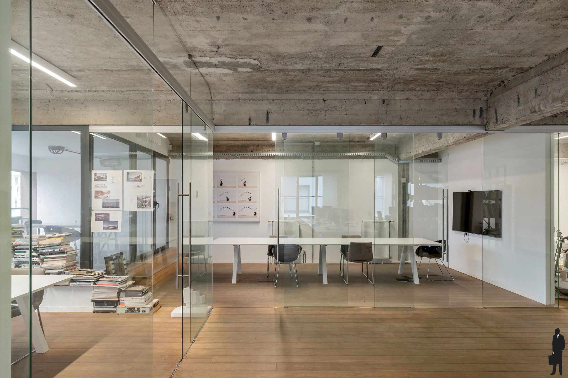 Lichtovergoten industriële loft met open structuur en ruwe materialen foto 3