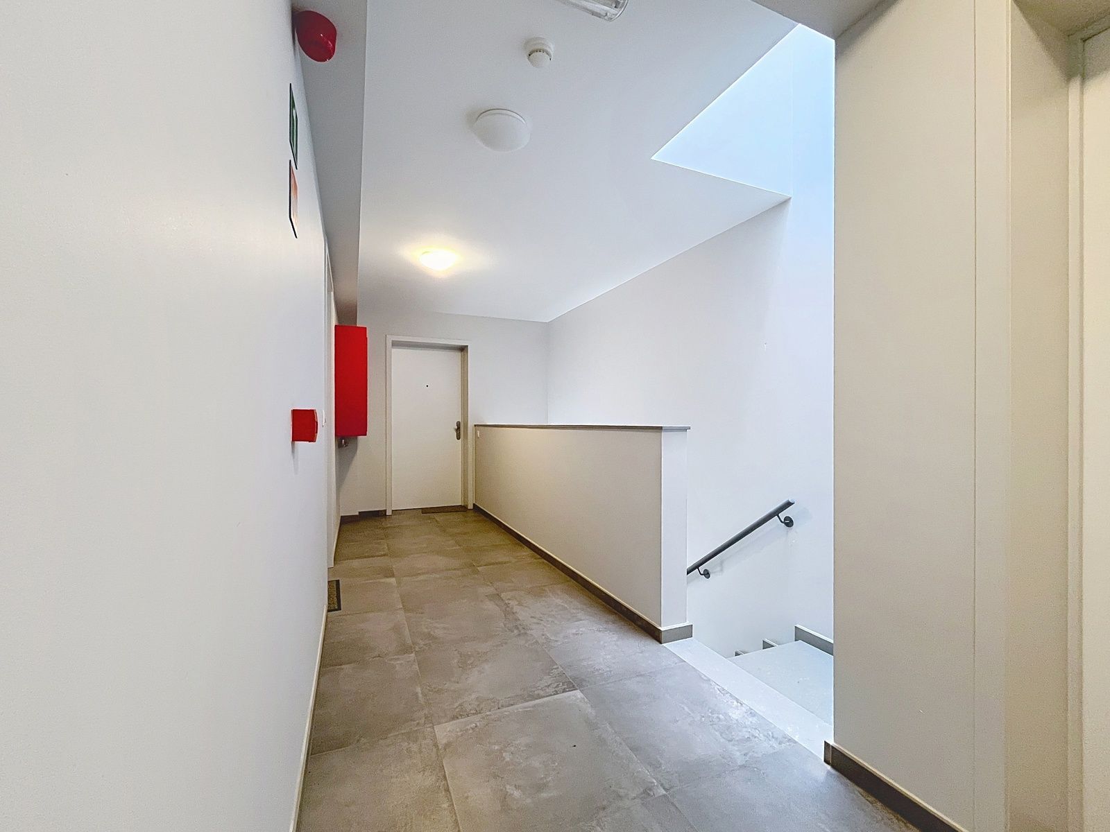 Instapklaar ruim app mét autostaanplaats en terras foto 16